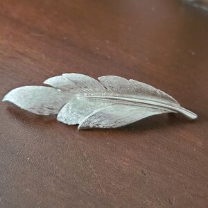 SALE! Vintage Silver Tone Feather Brooch‎